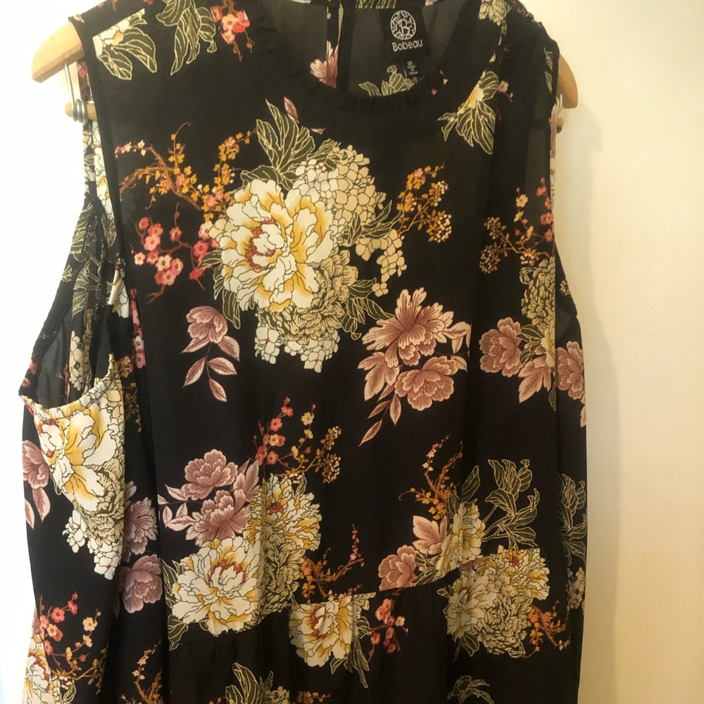 Adorable long sleeve, cold shoulder top! Like new!